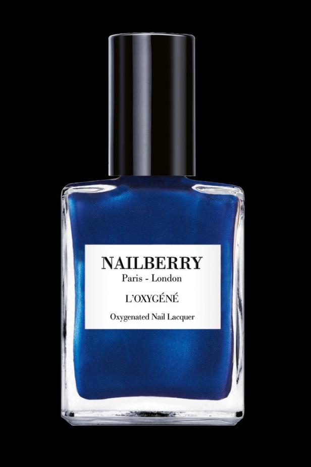 Eine Flasche blauer Nagellack der Marke Nailberry vor schwarzem Hintergrund.