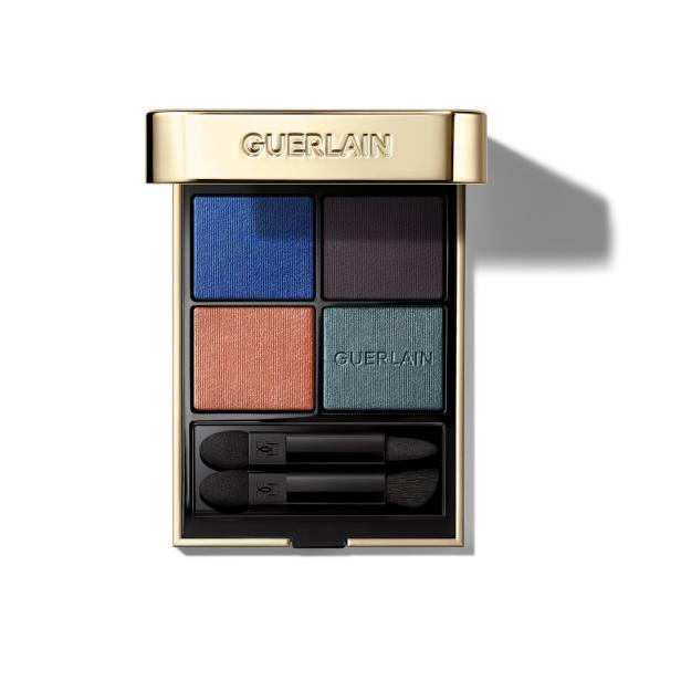 Eine geöffnete Lidschattenpalette von Guerlain mit vier verschiedenen Farben und Applikatoren.