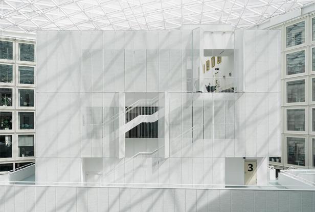 Ein weißes Gebäude mit Treppen und der Nummer 3 an einer Tür.