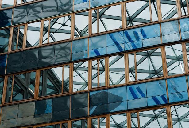 Detailansicht der Fassade eines modernen Bürogebäudes in Uppsala.