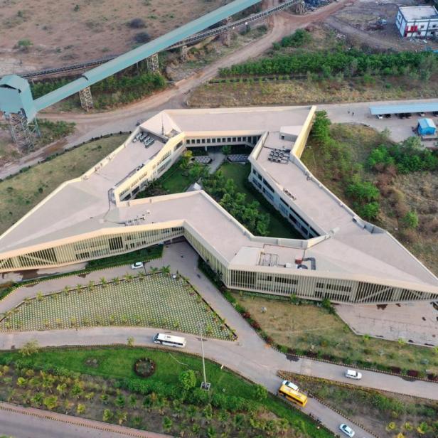 Luftaufnahme eines großen, modernen Bürogebäudes in Indien.