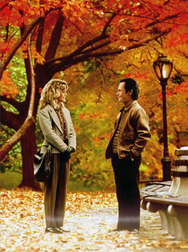 Meg Ryan und Billy Crystal stehen im Herbstlaub im Film „Harry und Sally“ einander gegenüber.