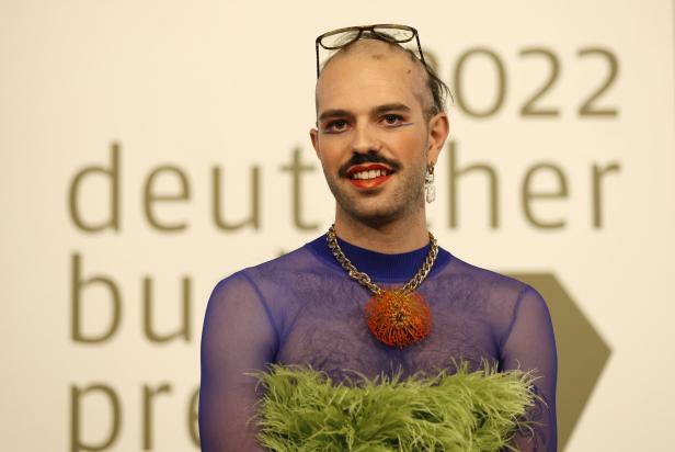Deutscher Buchpreisträger rasiert sich bei Dankesrede die Haare ab