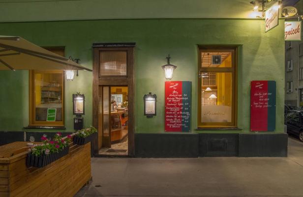 Das Restaurant „Zum Reznicek“ mit Speisekarte und Außenbereich in Wien.