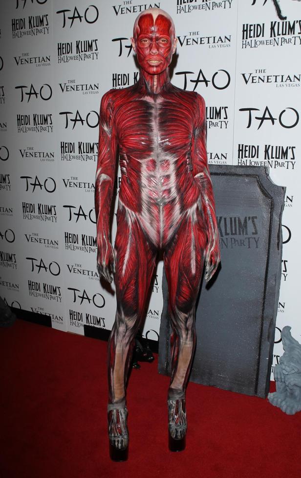 Heidi Klum in einem Ganzkörperkostüm, das menschliche Muskeln und Sehnen darstellt.