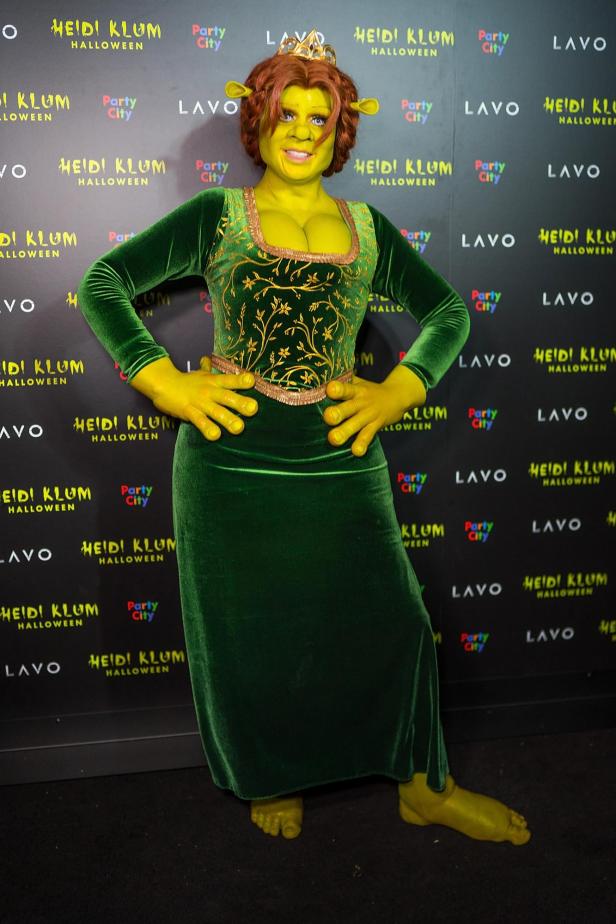 Heidi Klum, als Prinzessin Fiona verkleidet, posiert auf dem roten Teppich.