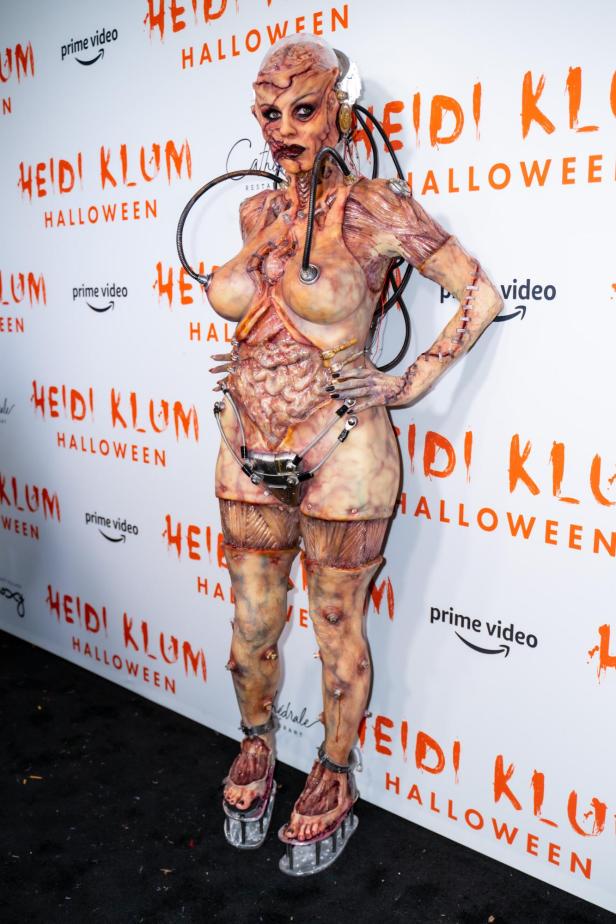 Heidi Klum in einem aufwendigen Halloween-Kostüm mit freiliegenden Organen und Cyberpunk-Elementen.