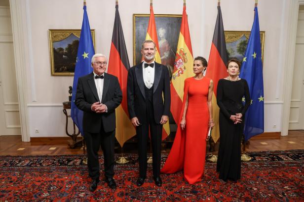 Berlin-Besuch: Königin Letizia stiehlt Bundespräsidenten-Gattin modisch die Show