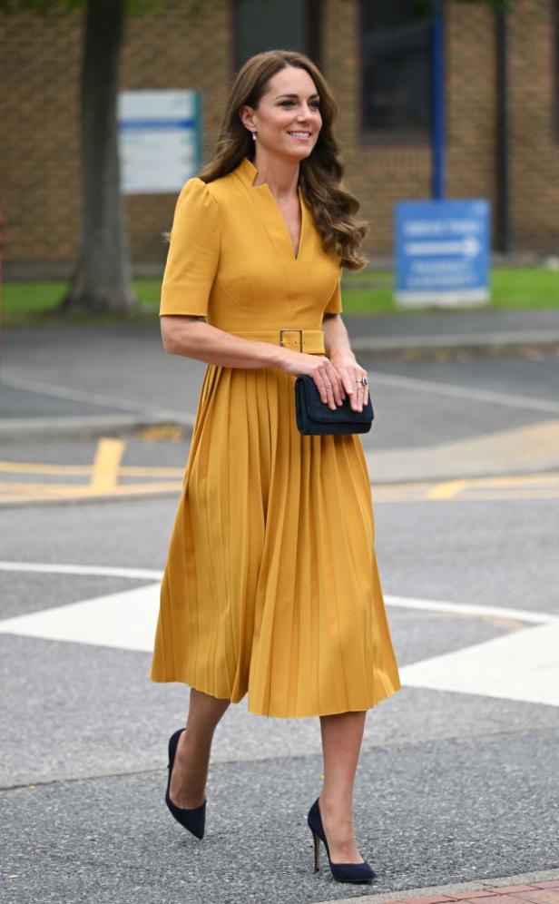 Prinzessin Kate trägt ein gelbes Kleid mit Plisseerock.