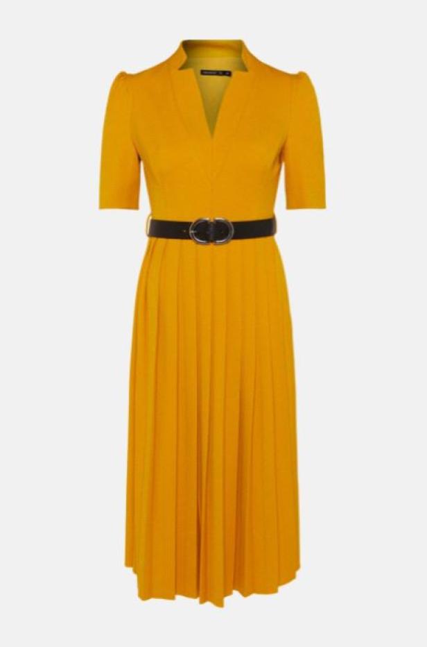 Ein gelbes Kleid mit V-Ausschnitt und einem schwarzen Gürtel.