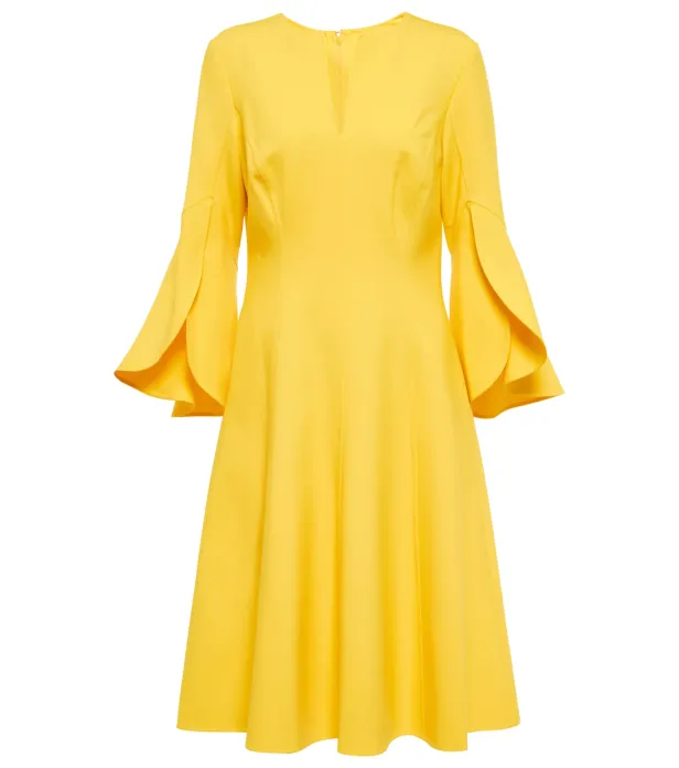 Ein gelbes Kleid mit ausgestellten Ärmeln.