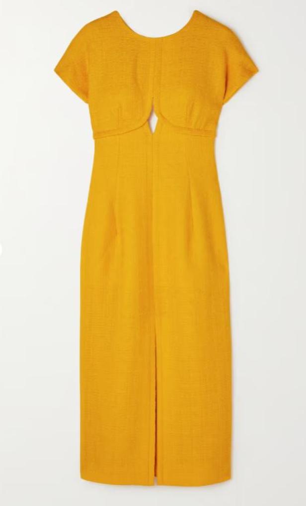 Ein gelbes Kleid mit kurzen Ärmeln und einem Schlitz am Dekolleté.