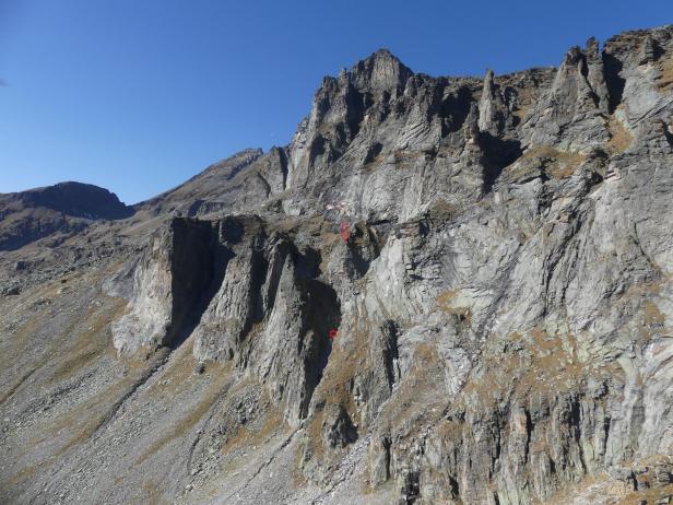 Eine felsige Berglandschaft unter einem klaren, blauen Himmel.