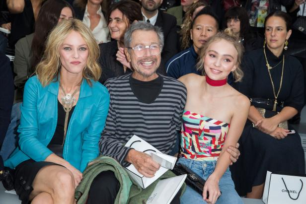 Vanessa Paradis, Joel Schumacher und Lily-Rose Depp sitzen zusammen bei einer Veranstaltung.