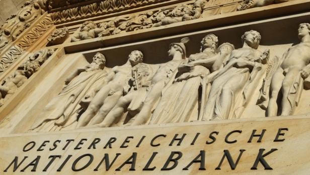 The lettering Oesterreichische Nationalbank Austri Detail der Fassade der Oesterreichischen Nationalbank mit Skulpturen.