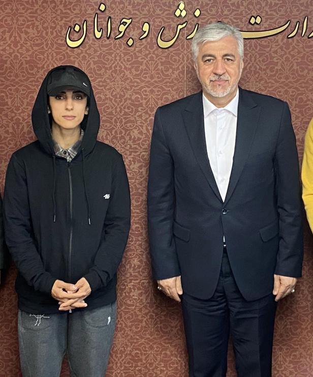 Iranian competitive climber Elnaz Rekabi returns home