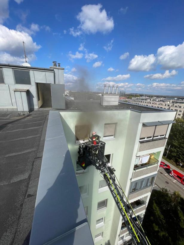 Wohnungsbrand in Wiener Neudorf: Feuerwehr rettete Frau aus Gebäude