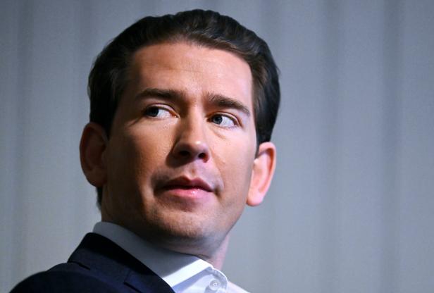 Ein Porträt von Sebastian Kurz, der nach links blickt.