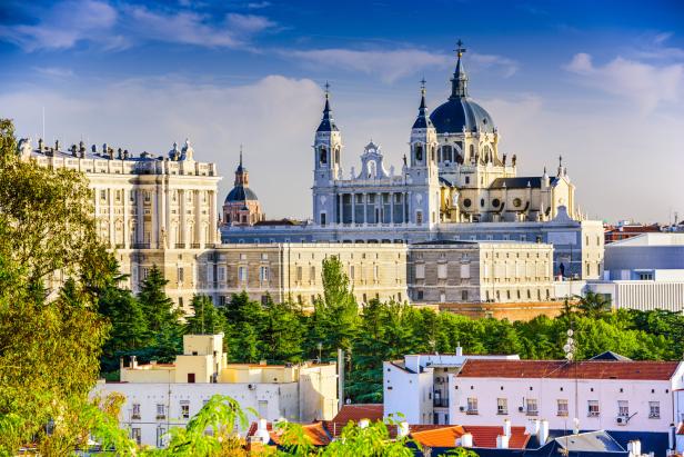 Blick auf den Königlichen Palast und die Almudena-Kathedrale in Madrid.