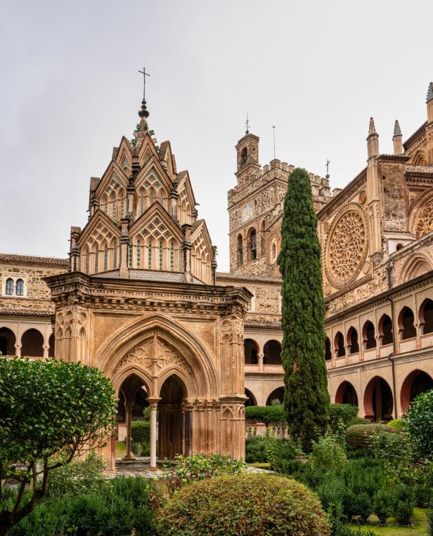 Der detailreiche Garten des Klosters Santa María de Guadalupe in Spanien.