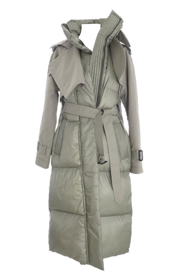 Ein langer, gesteppter Daunenmantel in einem hellen Grauton mit Trenchcoat-Elementen und Gürtel.