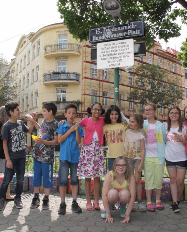 Eine Gruppe von Kindern steht auf dem Friedensreich-Hundertwasser-Platz in Wien.
