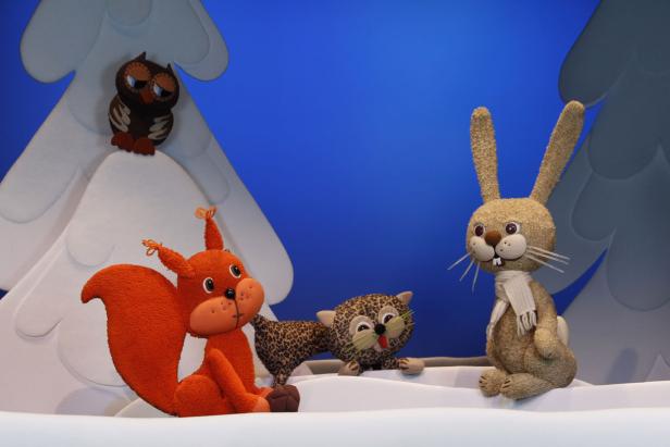 Hase Hoppla, Lilarum Ein Arrangement aus Stofftieren, darunter ein Eichhörnchen, eine Eule, eine Katze und ein Hase.
