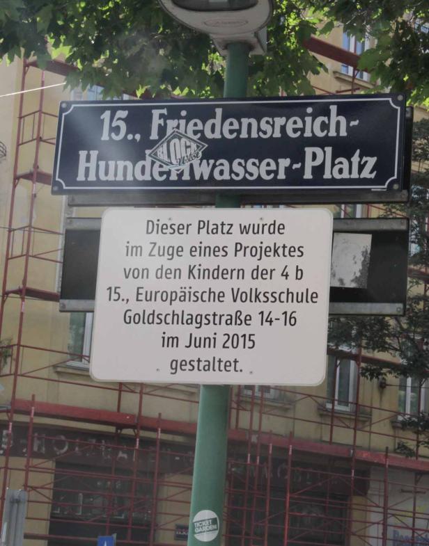 Ein Schild am 15. Friedensreich-Hundertwasser-Platz in Wien.