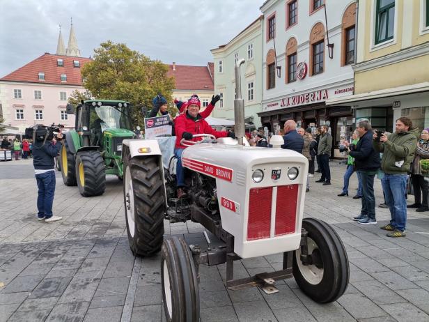Wiener Neustadt: Bauern protestierten mit Traktorkonvoi gegen Umfahrung