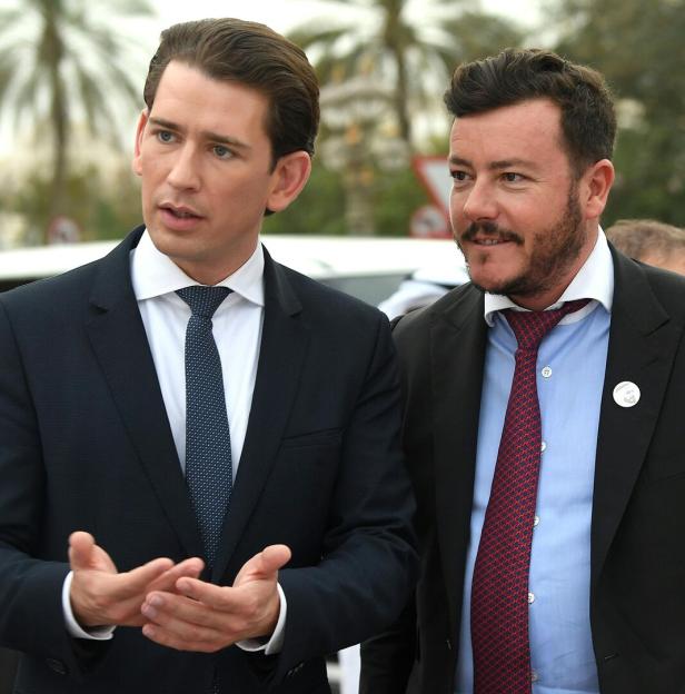 Sebastian Kurz mit einem Begleiter bei einer Veranstaltung im Freien.