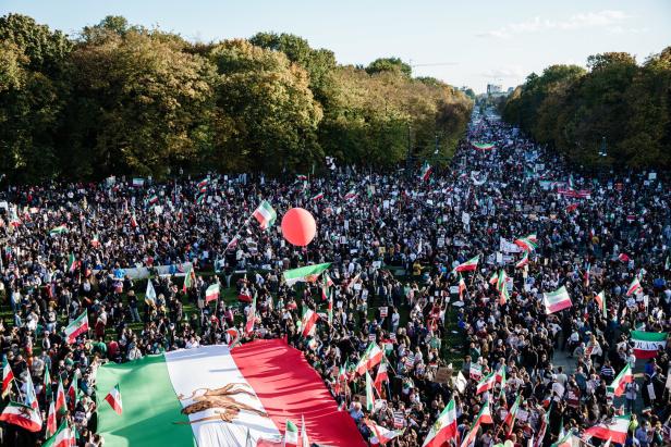 Rund 80.000 Menschen in Berlin solidarisch mit Protesten im Iran
