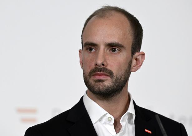 Nahaufnahme von Michael Tursky im Pressefoyer des Ministerrats.