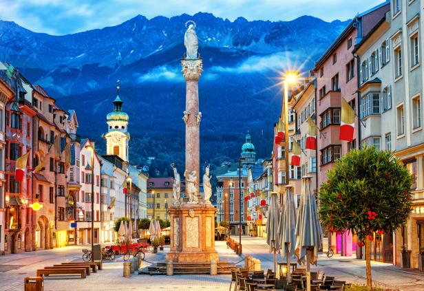 Die Maria-Säule steht auf der beleuchteten Maria-Theresien-Straße in Innsbruck.
