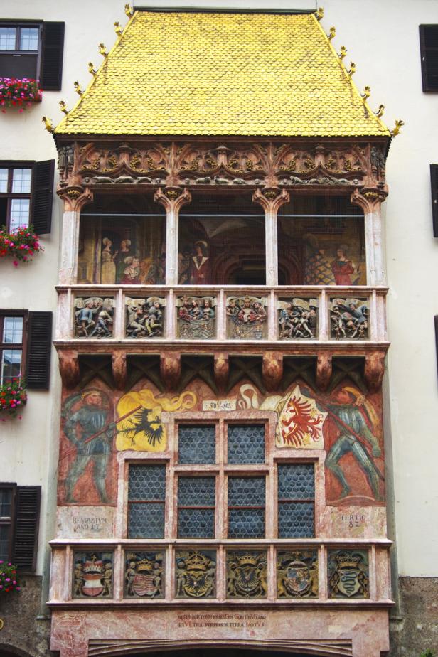 Das Goldene Dachl in Innsbruck, ein reich verzierter Prunkerker mit goldenem Dach.