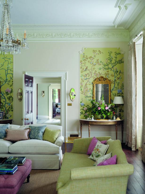 Ein elegantes Wohnzimmer mit floralen Akzenten und antiken Möbeln.