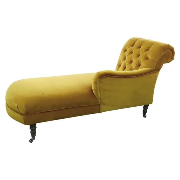 Eine goldgelbe Chaiselongue mit Knopfheftung und dunklen Holzbeinen.