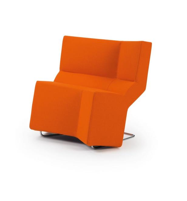 Ein orangefarbener Sessel mit ungewöhnlichem Design steht auf einem weißen Hintergrund.