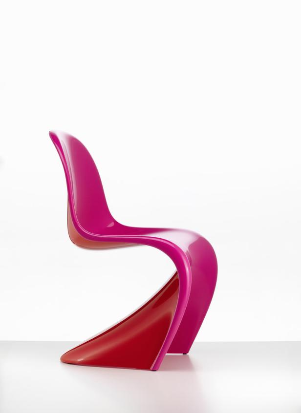 Ein pinkfarbener und roter Panton Chair vor einem weißen Hintergrund.