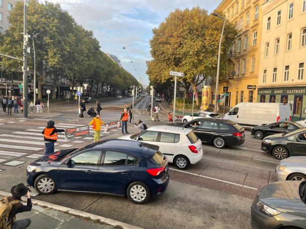 Protestaktion in Wien: "Letzte Generation" blockierte den Praterstern