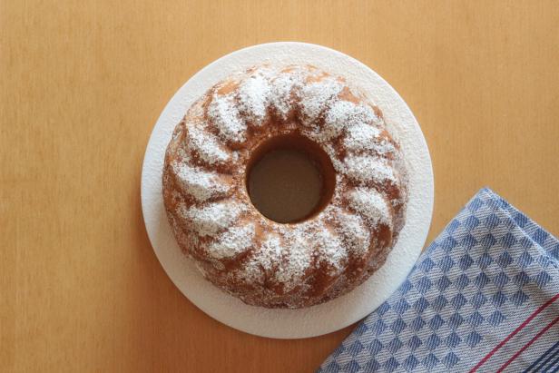 ring cake with icing sugar, top view