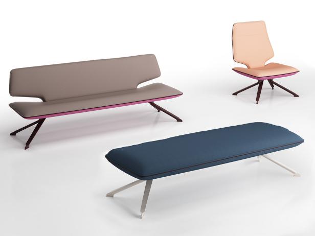 Eine graue Bank, ein blauer Hocker und ein rosa Stuhl stehen auf einem weißen Hintergrund.