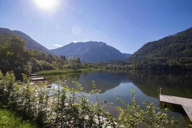 Der malerische Thumsee liegt eingebettet zwischen bewaldeten Bergen.
