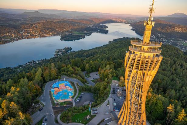 Luftaufnahme des hölzernen Aussichtsturms Pyramidenkogel mit Blick auf den Wörthersee.