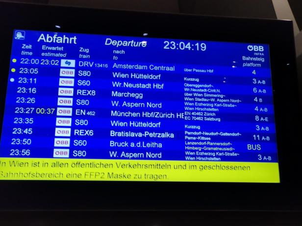 Die Abfahrtstafel am Hauptbahnhof zeigt die Verspätung