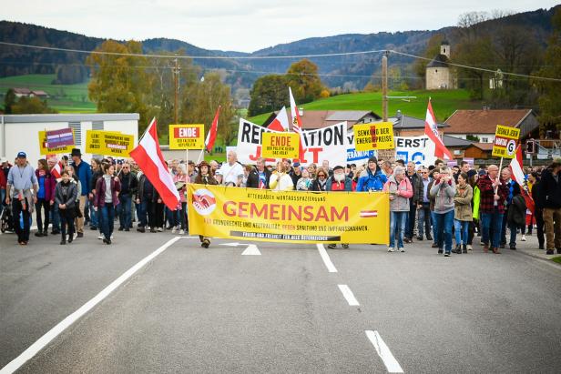 BÜRGERINFORMATION UND PROTESTMARSCH WEGEN ZELTEN FÜR FLÜCHTLINGE IN THALHAM