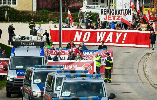 BÜRGERINFORMATION UND PROTESTMARSCH WEGEN ZELTEN FÜR FLÜCHTLINGE IN THALHAM