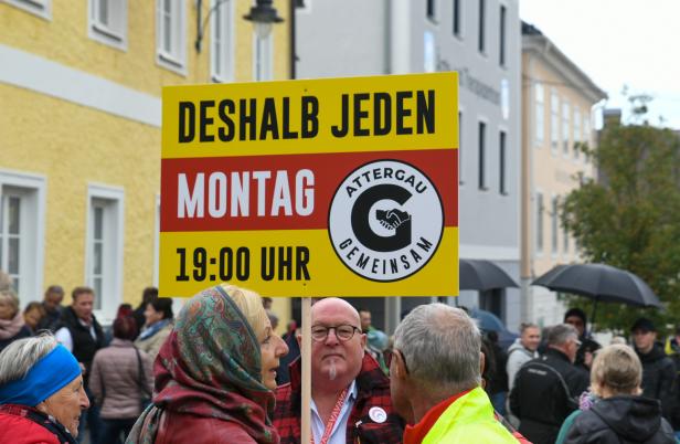 BÜRGERINFORMATION UND PROTESTMARSCH WEGEN ZELTEN FÜR FLÜCHTLINGE IN THALHAM