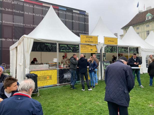 Landesverteidigung am Imbissstand: Lokalaugenschein am Heldenplatz