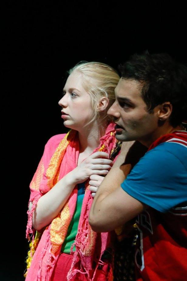 Eine junge Frau und ein junger Mann schauen aufmerksam zur Seite.