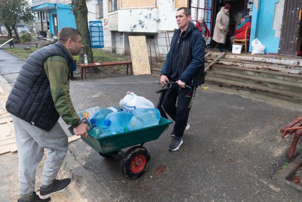KURIER-Reporter in der Ukraine: Mit Wodka und Werkzeug gegen den Winter